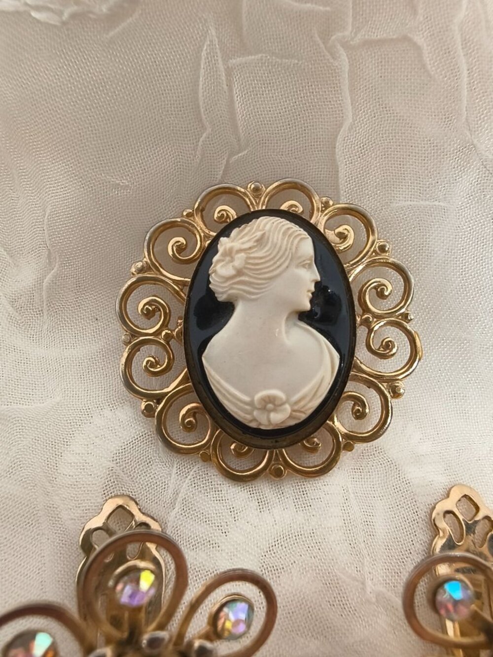 Vintage Cameo Jewelry Set With Brooch, Clip-On Earrings & Adjustable Ring - Picture 5 of 9